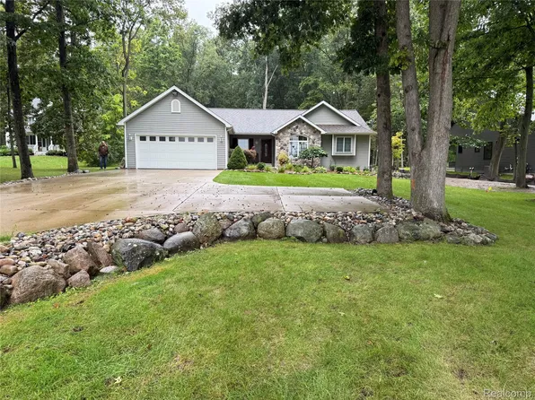 16290 Whitehead Dr, Linden, MI 48451