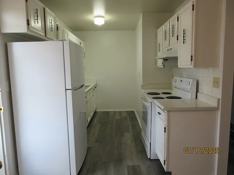 Large 2 Bedroom Rental — Photo 25