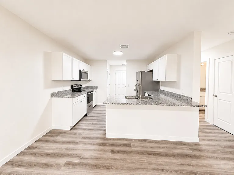 1207 Fountain Dr — Photo 3