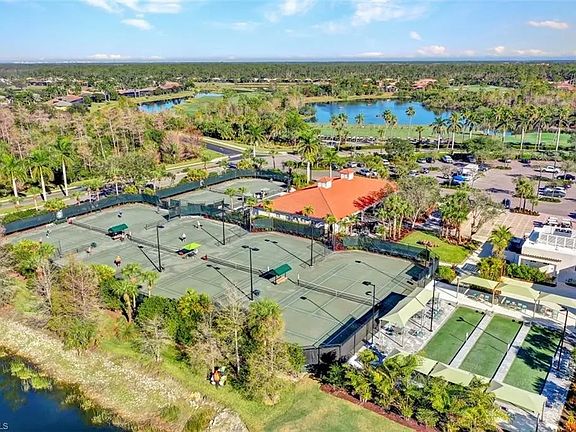 Overview of Naples Lakes Country Club