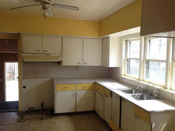 4th image of 944 Jennette Ave NW