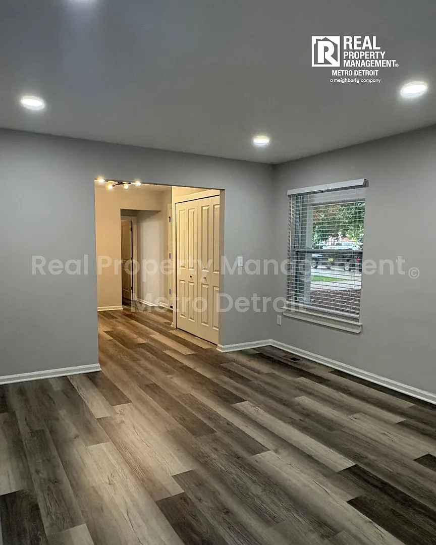Spacious 4-Bedroom Home in Farmington, Michigan — Photo 4