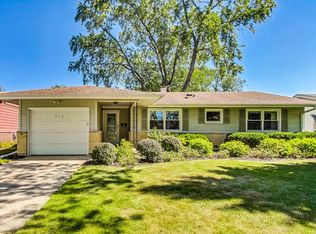 219 Wildwood Rd, Elk Grove Village, IL 60007