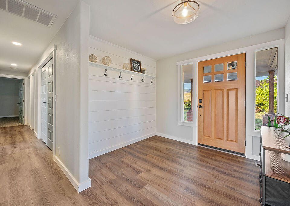 yo★wag 7612 Saratoga Rd, Middleburg Heights, OH 44130 | Zillow