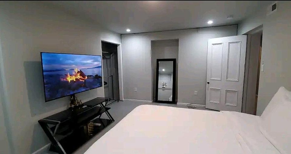 1st image of 256 Grove Ave #B