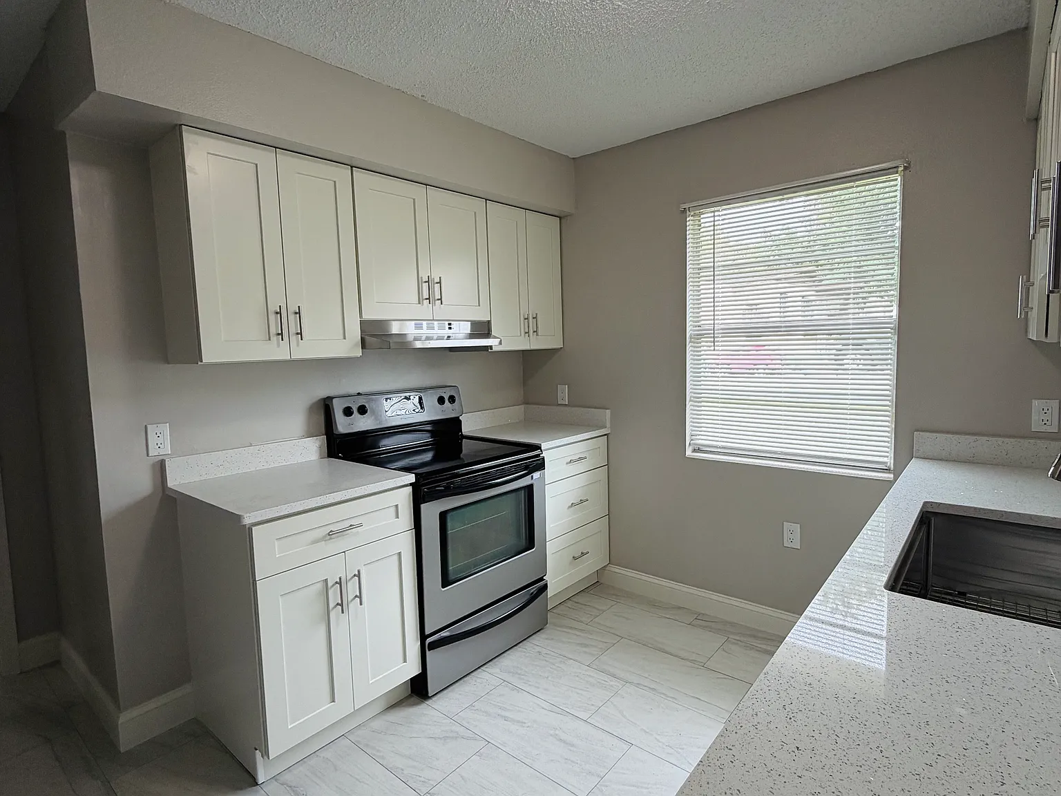 2 bed, 1.5 bath, 980 sqft, $1,495 — Photo 2