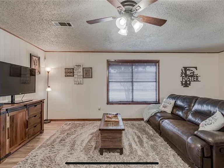 203 E Brier Ln — Photo 4