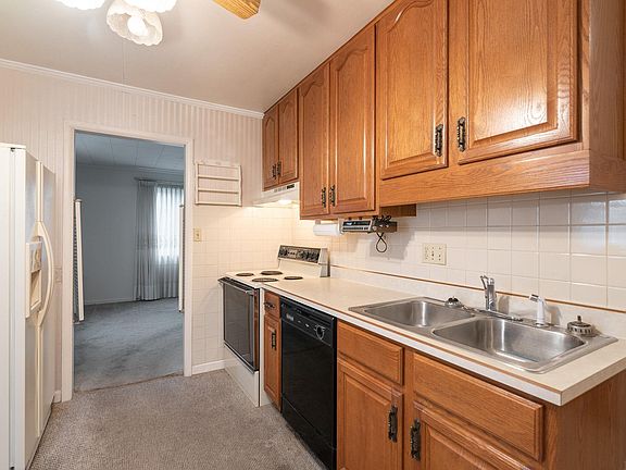 5th image of 907 N Oxford Dr