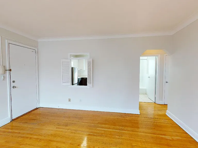 19 Strathcona Ave — Photo 11