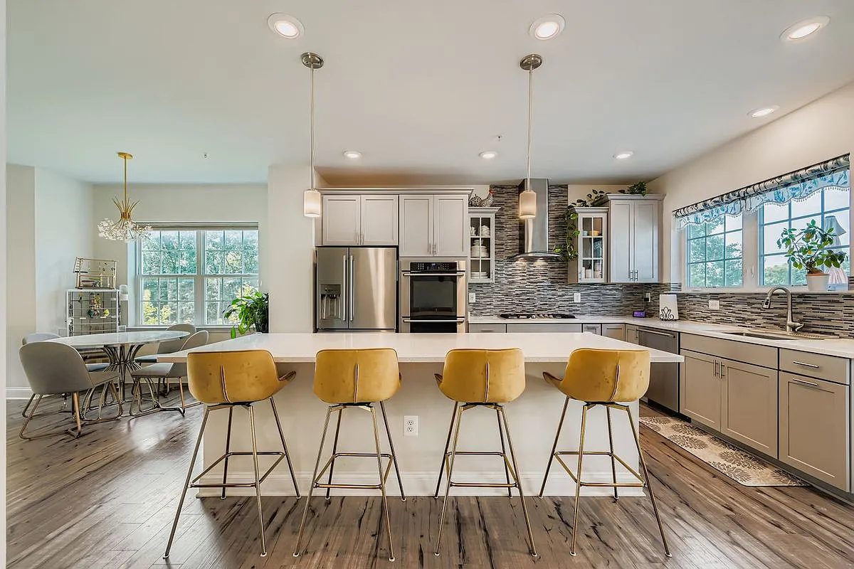 4 bed, 3.0 bath, 2000 sqft, $3,500 — Photo 4