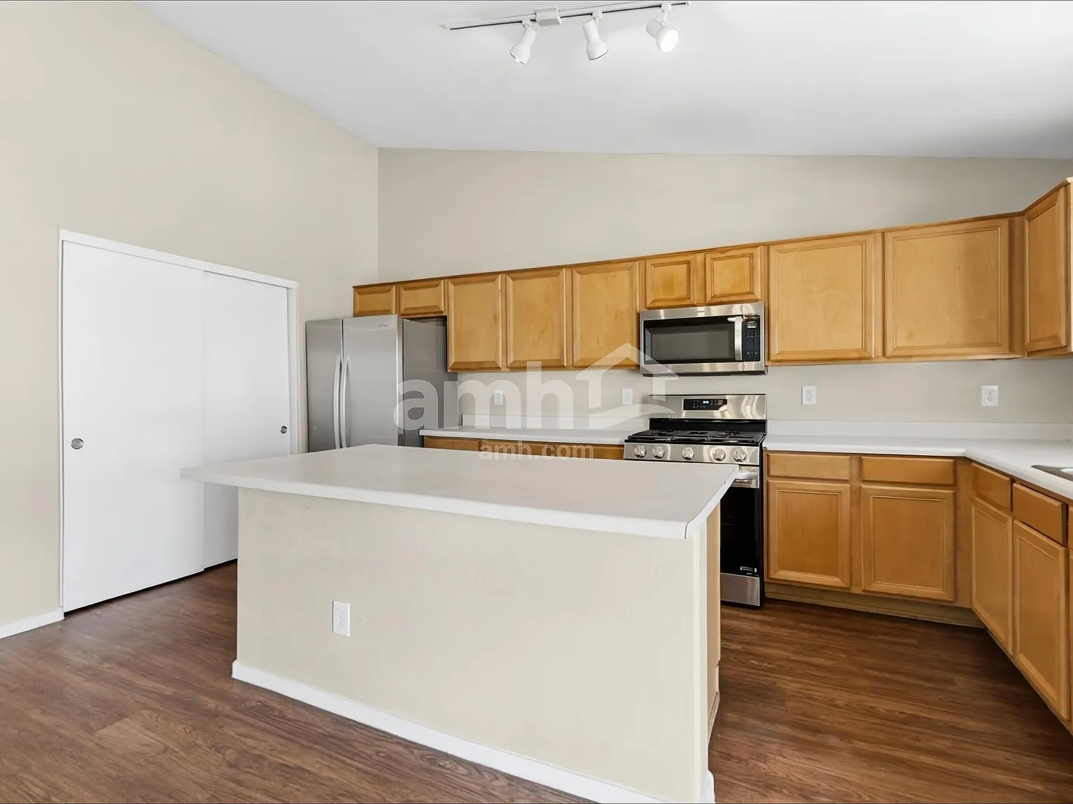 4 bed, 2.0 bath, 2074 sqft, $2,195 — Photo 4