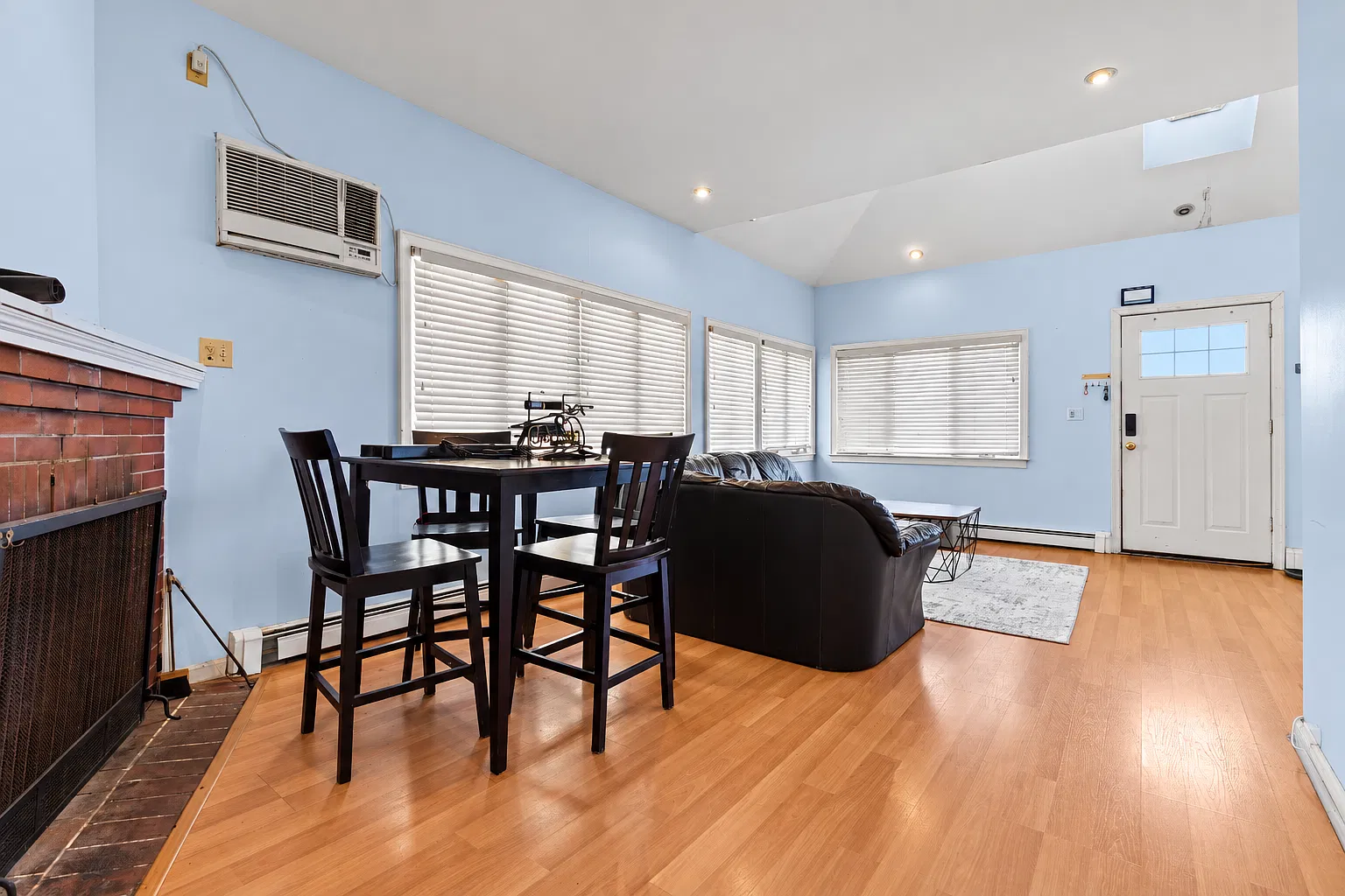 2 bed, 880 sqft, $3,750 — Photo 3