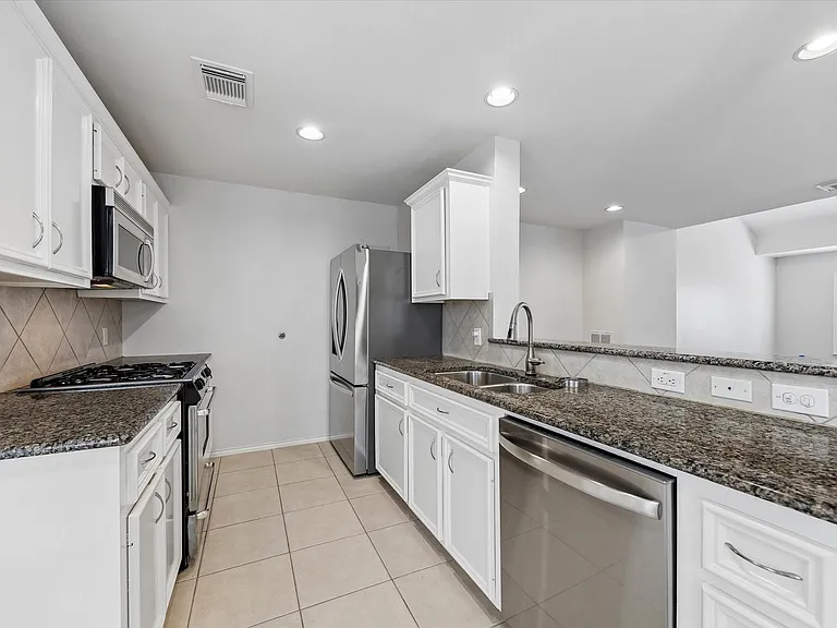 922 W Heights Hollow Ln — Photo 11