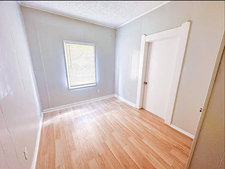 1107 Avenue A — Photo 27
