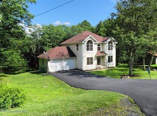 4288 Pine Ridge Dr, Bushkill, PA 18324
