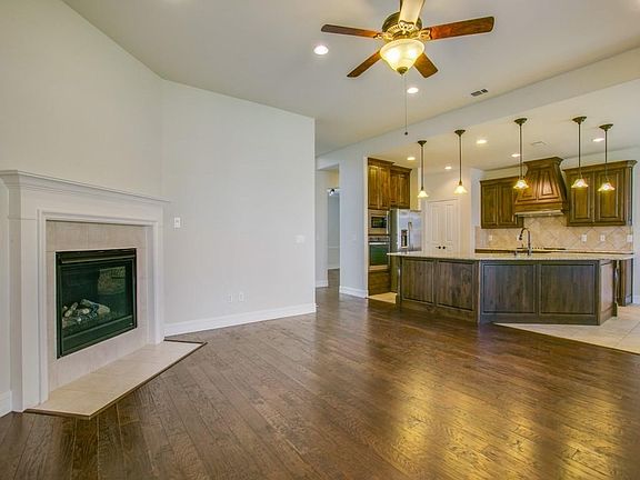 4th image of 677 Dunhill Ln
