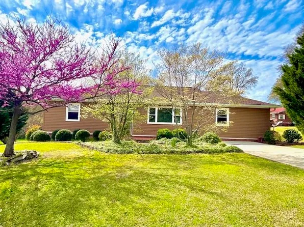 104 S Oakleaf Dr, Landrum, SC 29356