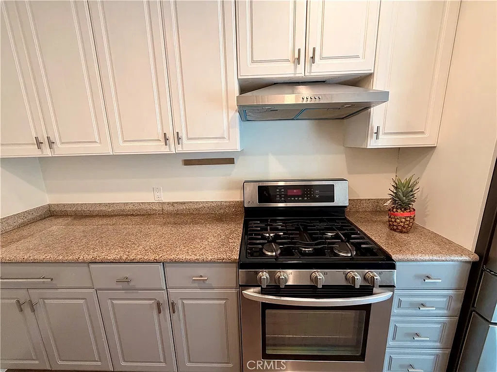 3 bed, 1123 sqft, $4,600 — Photo 3