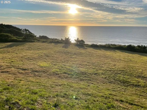 Nantucket Dr #14, Cloverdale, OR 97112