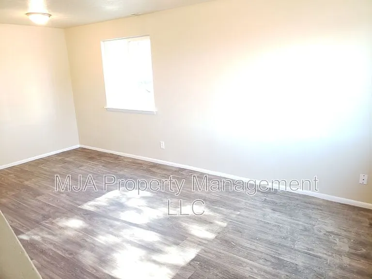 966 W Center St — Photo 5