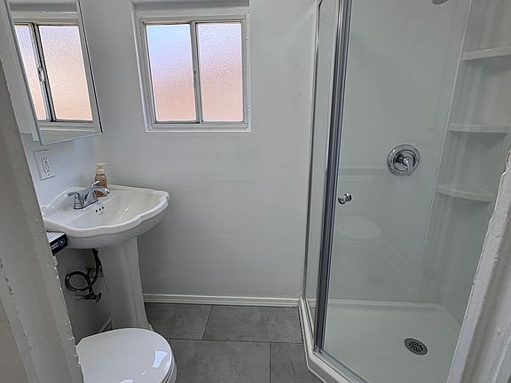 .75 bath connected to bedroom
