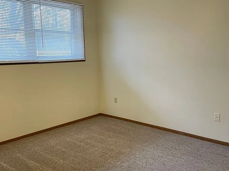 181 Maplewood Dr — Photo 11