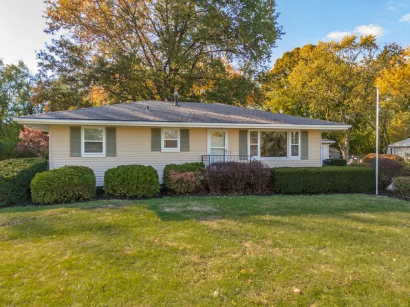 2707 Hobson Dr, Bloomington, IL 61704