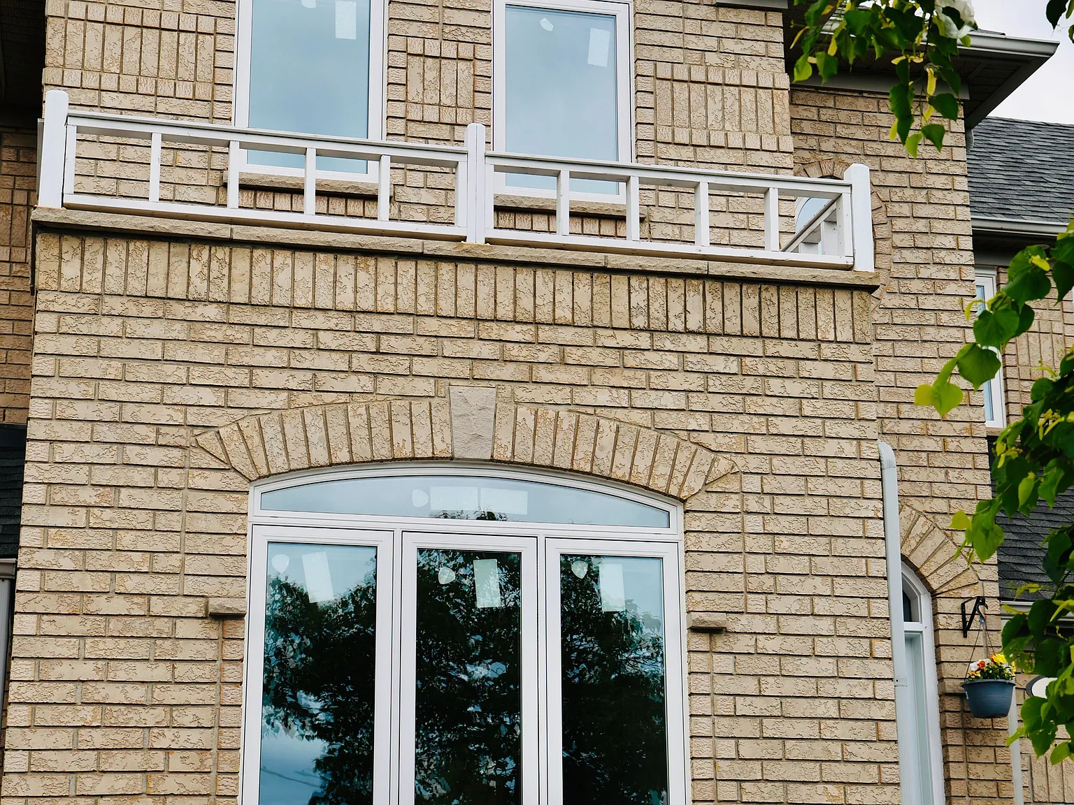 4 bed, $3,000 — Photo 1