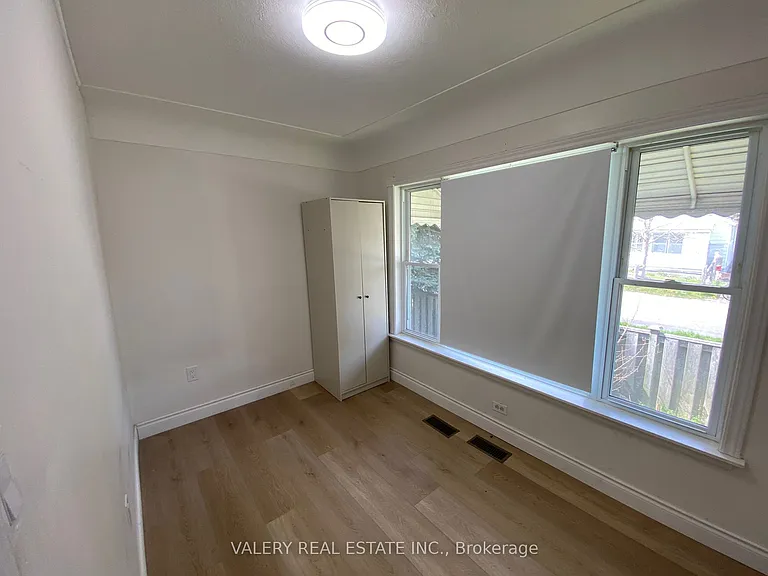 374 Edmonton St #MAIN — Photo 29