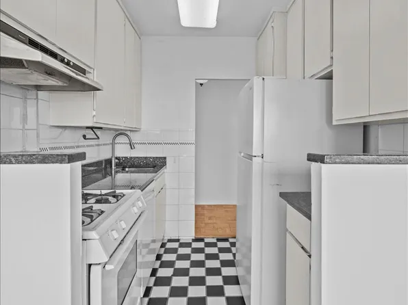 2727 Palisade Avenue image 8 of 22