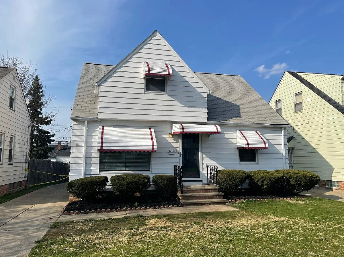 16111 Maplewood Ave photo 1