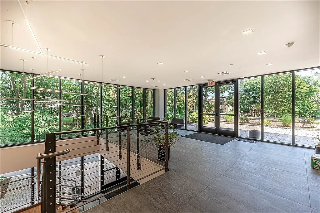 999 Hancock St — Photo 4
