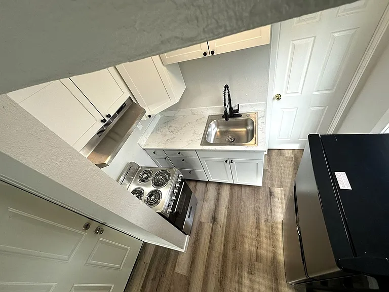 2317 Grand- 5 Unit — Photo 9