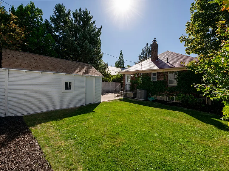 1621 E Princeton Ave — Photo 28