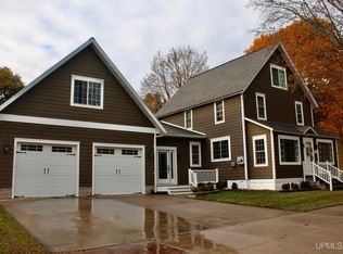 415 Kearsarge St, Calumet, MI 49913