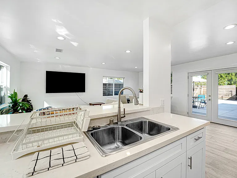5554 Capistrano Ave — Photo 12