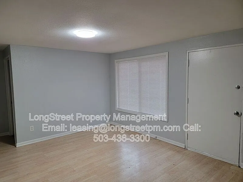 Building Photo - 350 SE Lilly Ave #4