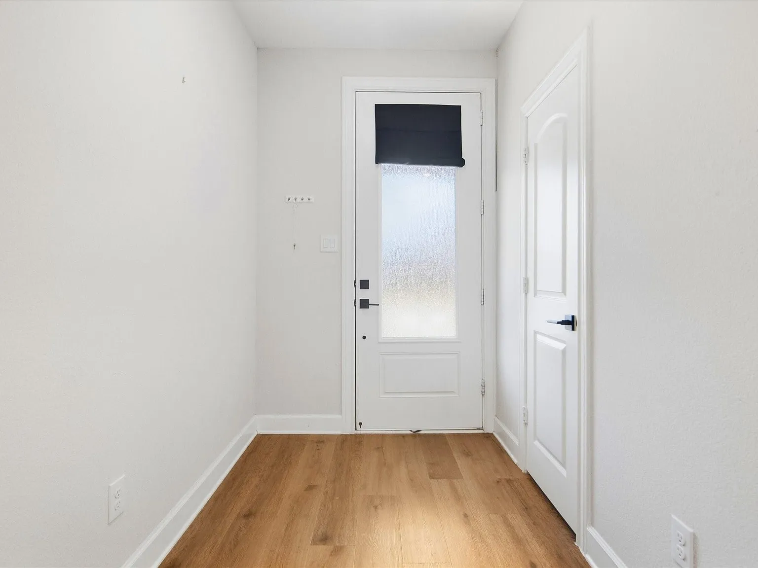 3 bed, 2.0 bath, 1401 sqft, $1,900 — Photo 3