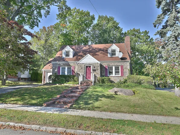 99 Wooleys Ln, Great Neck, NY 11023