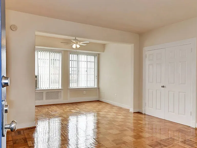 Majestic Apartments — Photo 13
