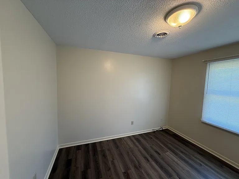 140 Sherman Dr — Photo 12