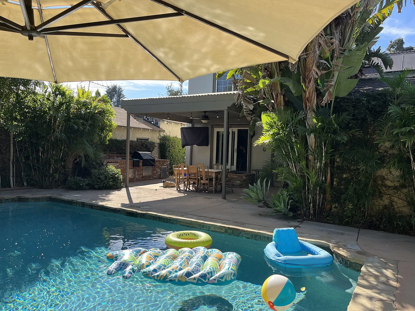Cozy, Bright Burbank Home with Pool/Spa Available 12/1 — Photo 3