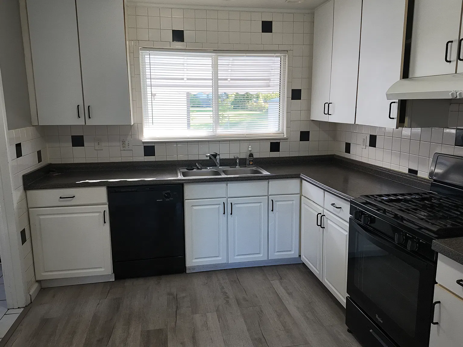 3 bed, 1053 sqft, $1,600 — Photo 3