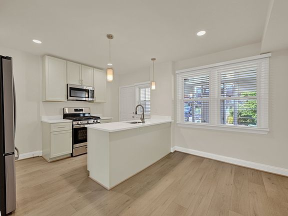 4th image of 303 Arden Rd W