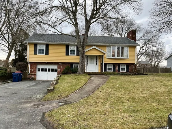 12 Brook Dr, Fairhaven, MA 02719