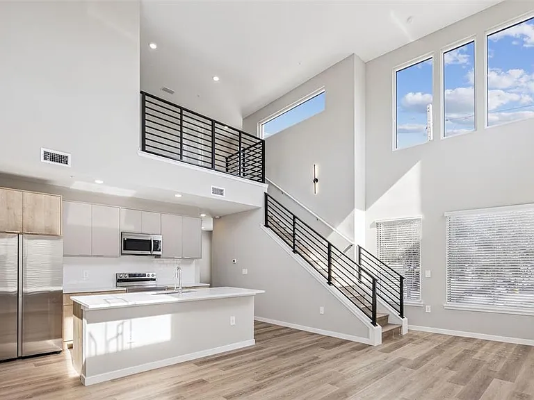 544 N Bumby Ave #5 — Photo 5