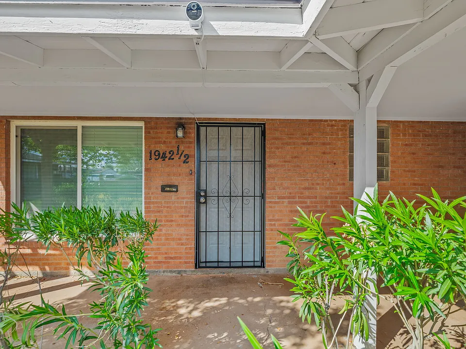 1940 W Amelia Ave