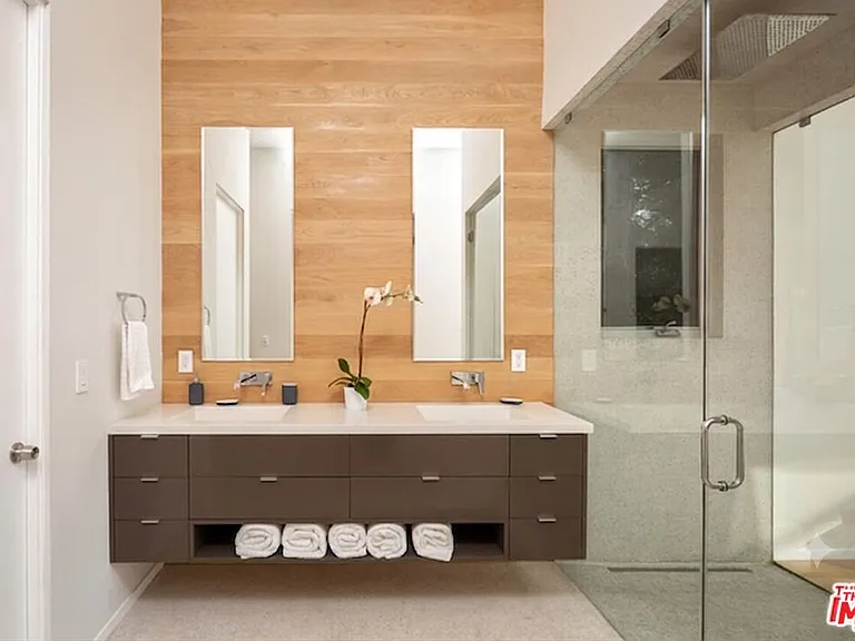 459 N Flores St — Photo 15