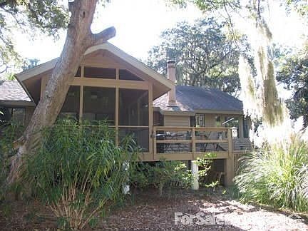 Side view : Screen porch/cathedral ceiling, fan/ light, lg deck area/fenced in garden patio.