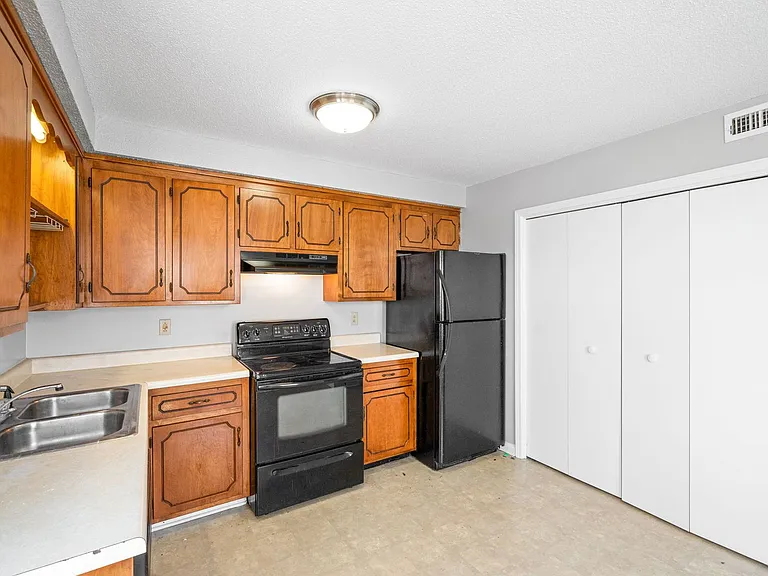 Kingsbury Dr - 923 — Photo 2